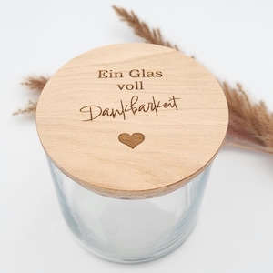 Glas mit Holzdeckel, graviert mit Ein Glas voll Dankbarkeit, Deckel mit Silikonring versehen. Kleines Herz ist ebenfalls auf dem Vorratsglas graviert. Wunderschöne, nachhaltige Geschenkidee
