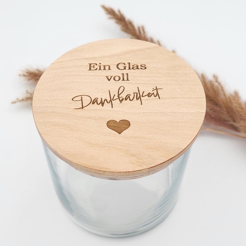 Glas mit Holzdeckel, graviert mit Ein Glas voll Dankbarkeit, Deckel mit Silikonring versehen. Kleines Herz ist ebenfalls auf dem Vorratsglas graviert. Wunderschöne, nachhaltige Geschenkidee
