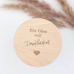Glas mit Holzdeckel, graviert mit Ein Glas voll Dankbarkeit, Deckel mit Silikonring versehen. Kleines Herz ist ebenfalls auf dem Vorratsglas graviert. Wunderschöne, nachhaltige Geschenkidee