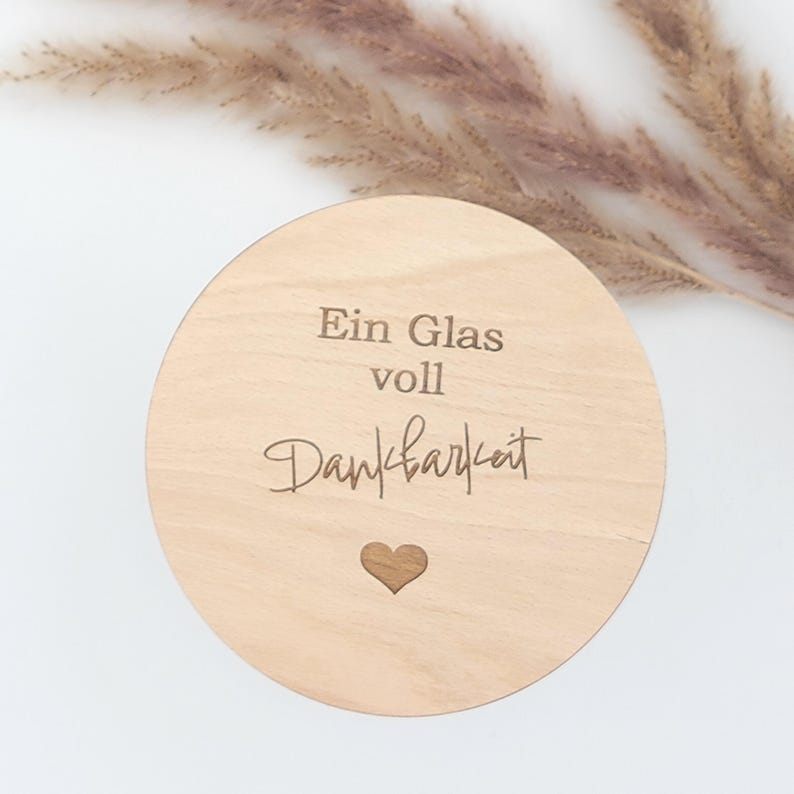 Glas mit Holzdeckel, graviert mit Ein Glas voll Dankbarkeit, Deckel mit Silikonring versehen. Kleines Herz ist ebenfalls auf dem Vorratsglas graviert. Wunderschöne, nachhaltige Geschenkidee