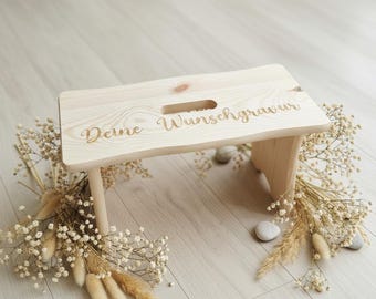 Fussbank personalisiert Wunschgravur, Holz Hocker Kiefer, Holzbank, Schemel, Geschenk Geburtstag Abschiedsgeschenk Rente