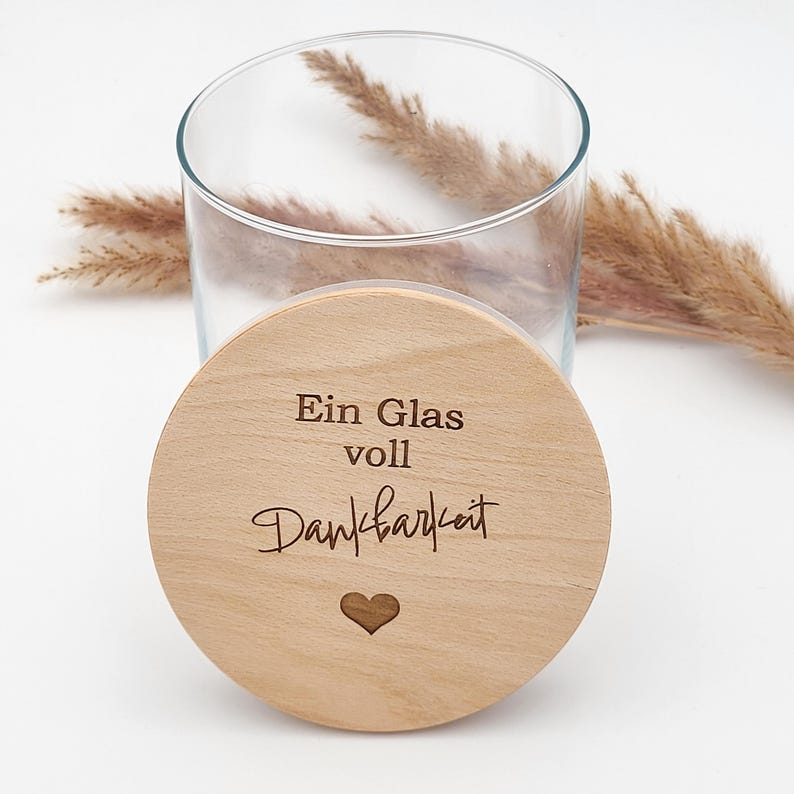 Glas mit Holzdeckel, graviert mit Ein Glas voll Dankbarkeit, Deckel mit Silikonring versehen. Kleines Herz ist ebenfalls auf dem Vorratsglas graviert. Wunderschöne, nachhaltige Geschenkidee