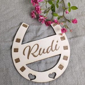 Hufeisen personalisiert mit Namen Boxenschild Holz Stallschild Geschenk Reiter Pferdefreunde Kinderzimmer Glücksbringer Mädchen
