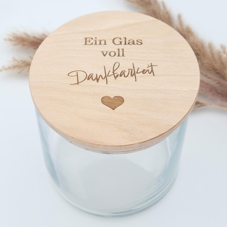 Glas mit Holzdeckel, graviert mit Ein Glas voll Dankbarkeit, Deckel mit Silikonring versehen. Kleines Herz ist ebenfalls auf dem Vorratsglas graviert. Wunderschöne, nachhaltige Geschenkidee