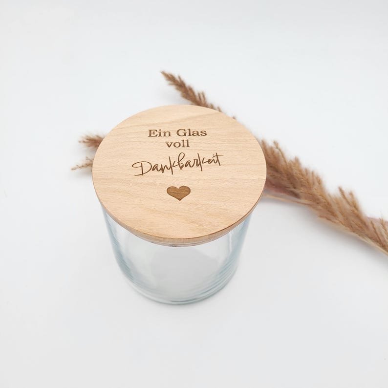 Glas mit Holzdeckel, graviert mit Ein Glas voll Dankbarkeit, Deckel mit Silikonring versehen. Kleines Herz ist ebenfalls auf dem Vorratsglas graviert. Wunderschöne, nachhaltige Geschenkidee