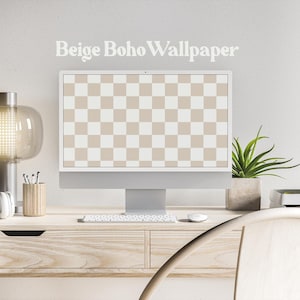 Puede incluir: Un fondo de pantalla a cuadros beige y blanco que se muestra en un monitor de computadora en un escritorio de madera con un teclado, un ratón y una planta en maceta. El texto "Beige Boho Wallpaper" se muestra encima del monitor.