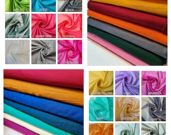 Op de afbeelding: Een verzameling van 24 stofstalen in verschillende kleuren, waaronder aqua, donkergroen, koraal, crème, eendenei, roze, lila, magenta, mint, mosterd, oranje, pistache, salie en meer. De stofstalen zijn gerangschikt in een rasterpatroon.