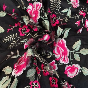 Tela de red negra con bordado multihilo y flores rosas para confección de vestidos, 58"