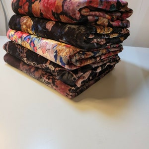 Blumen Druck Crushed Samt Stoff Material Stretch Velour 150 cm breit Meterware Samt für Polster, Vorhänge, Tischdecke, Kostüm
