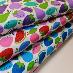 Può includere: Tre strati di tessuto bianco con una stampa colorata di frutta e bacche. Il tessuto presenta fragole, angurie, pere, mirtilli e altri frutti in tonalità di rosso, rosa, blu, verde e viola.