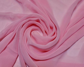 Könnte beinhalten: Ein weicher, rosa Stoff mit einer glatten, seidenartigen Textur. Der Stoff ist drapiert und gefaltet und erzeugt ein Wirbelmuster.