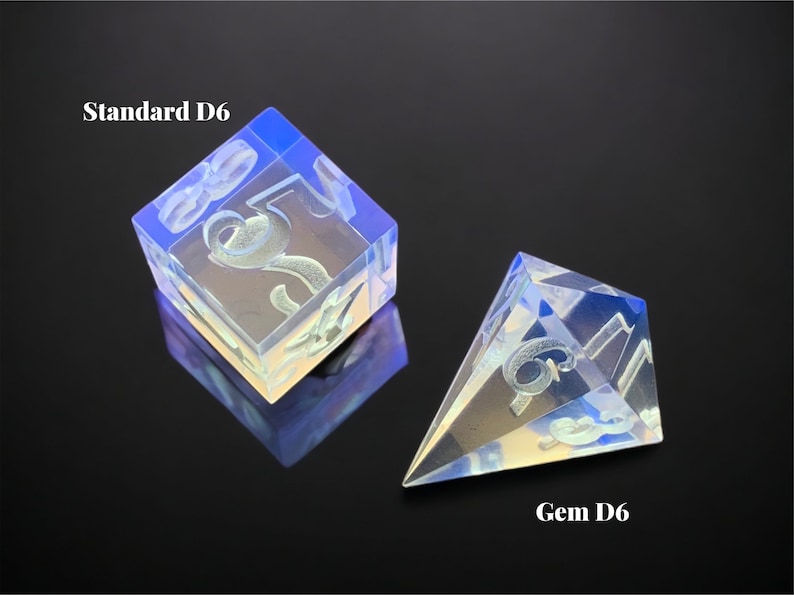 Puede incluir: Dos dados iridiscentes, uno c&uacute;bico est&aacute;ndar y otro con forma de gema, con n&uacute;meros grabados en cada cara. Los dados est&aacute;n hechos de vidrio transparente con un brillo iridiscente azul y blanco.