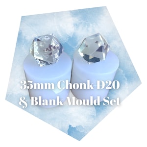 Könnte beinhalten: Zwei transparente Silikonformen zum Herstellen von 35 mm D20 Würfeln. Eine Form ist für einen Standard D20 Würfel und die andere für einen leeren D20 Würfel. 35mm Chonk D20 & Blank Mould Set.