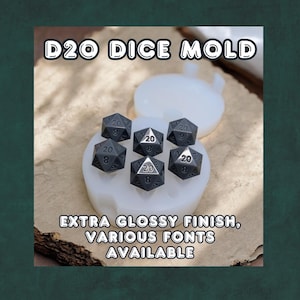 Puede incluir: Un molde de silicona blanco para hacer dados D20. El molde tiene seis impresiones para dados, y hay seis dados D20 de color plateado en el molde. El texto "D20 DICE MOLD" está en la parte superior de la imagen. El texto "EXTRA GLOSSY FINISH, VARIOUS FONTS AVAILABLE" está en la parte inferior de la imagen.