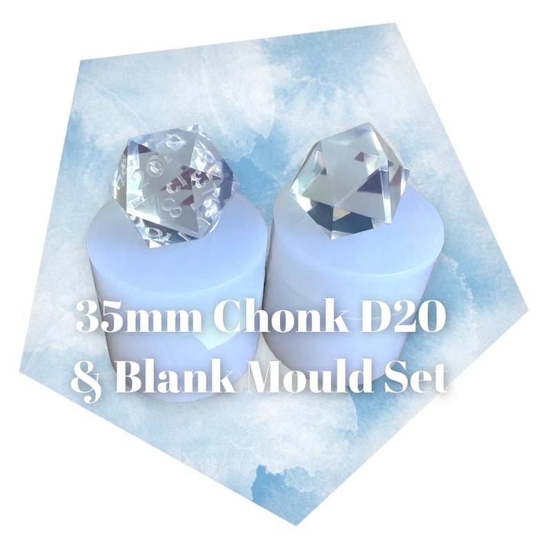 Puede incluir: Dos moldes de silicona transparentes para hacer dados D20 de 35 mm. Un molde es para un dado D20 est&aacute;ndar, y el otro es un molde en blanco para crear dados personalizados.