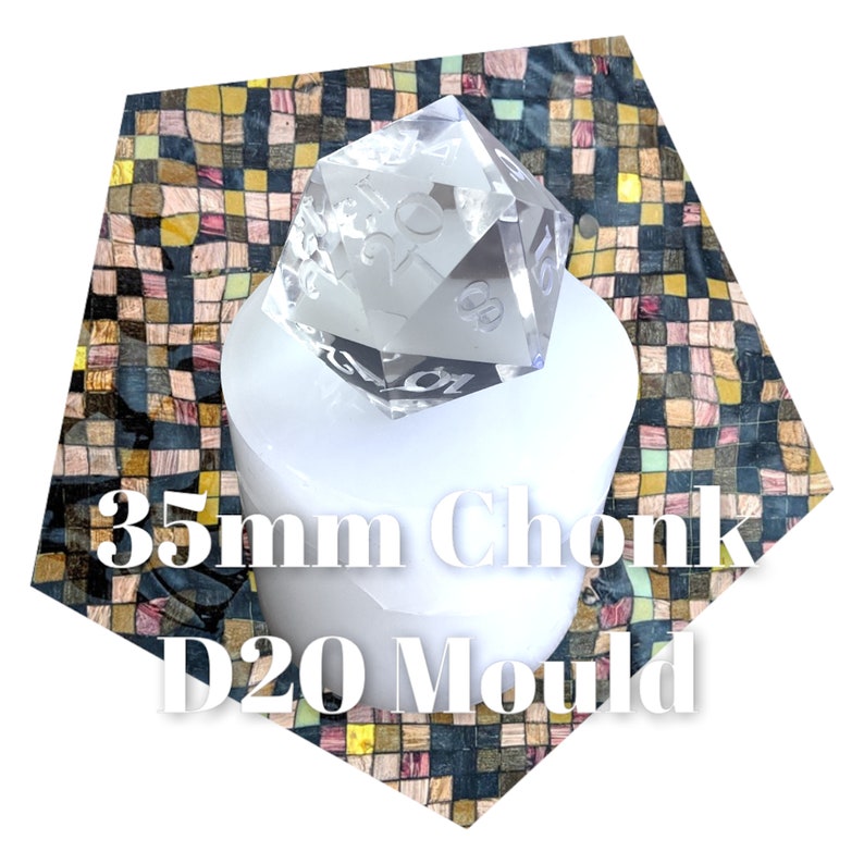 Puede incluir: Un molde de dados D20 transparente de 35 mm, hecho de silicona, con un dado D20 de pl&aacute;stico transparente sentado encima. El molde est&aacute; sentado sobre un fondo de mosaico colorido. El texto "35mm Chonky D20 Mould" est&aacute; escrito debajo del molde.