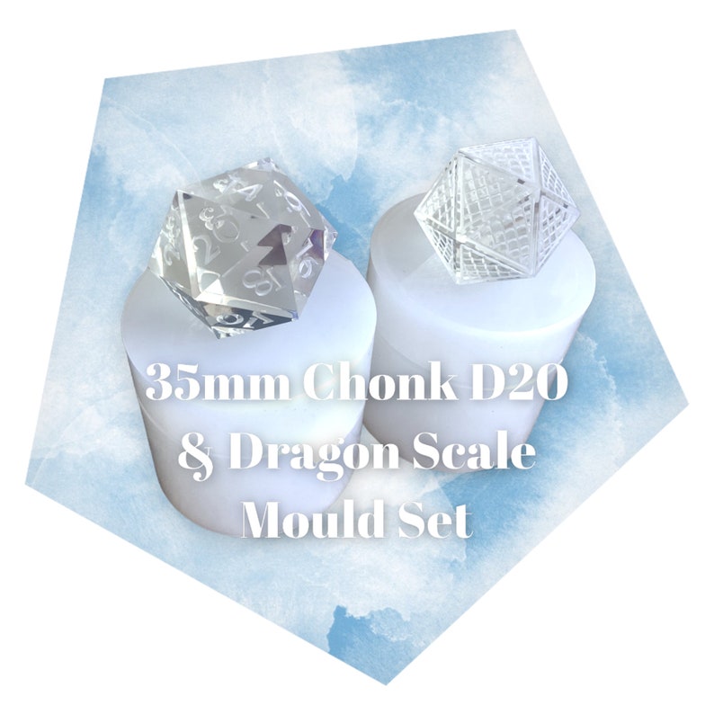 Puede incluir: Dos moldes de pl&aacute;stico transparente para hacer dados. Un molde es para un dado D20 de 35 mm con un dise&ntilde;o grueso. El otro molde es para un dado D20 de escamas de drag&oacute;n. Los moldes est&aacute;n sobre una superficie blanca. 35mm Chonk D20 & Dragon Scale Mould Set