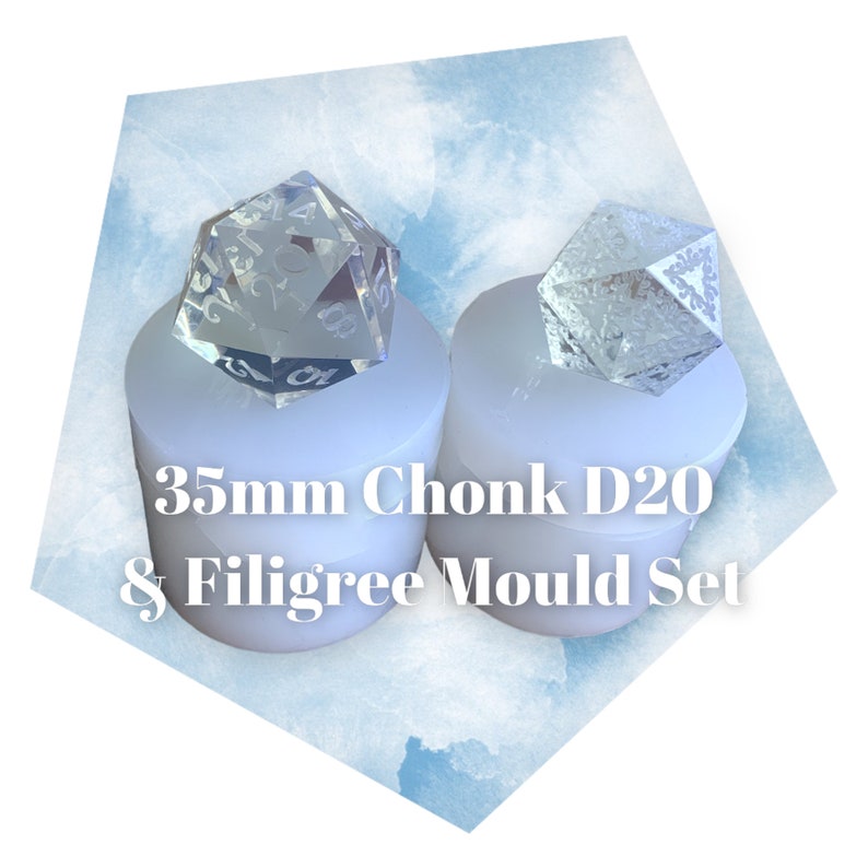 Puede incluir: Dos moldes de dados D20 de resina transparente de 35 mm. Un molde es de estilo grueso, el otro es de estilo filigrana. Los moldes est&aacute;n sobre un fondo azul claro.