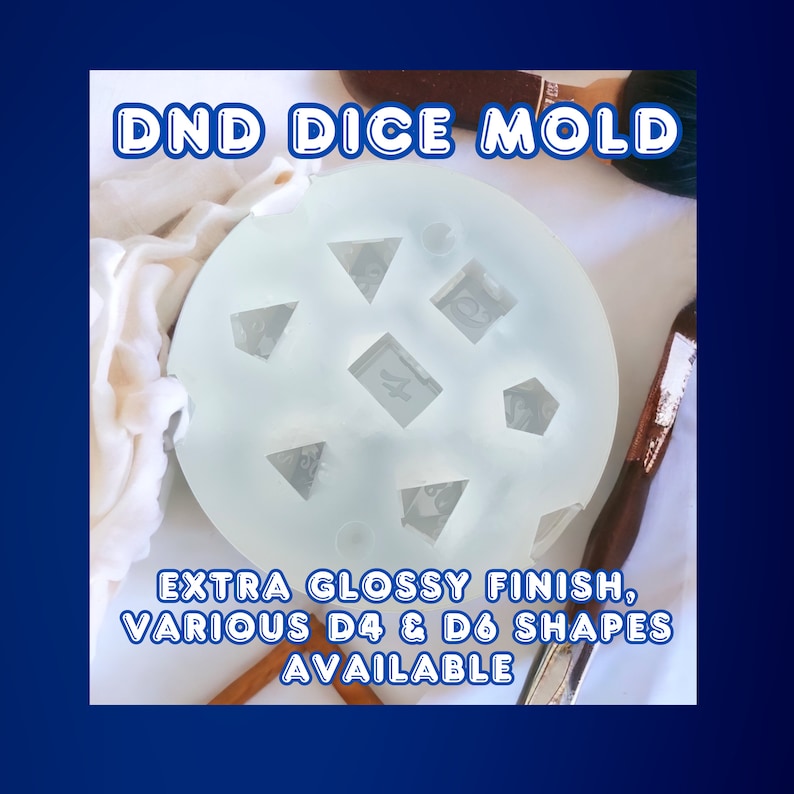 Puede incluir: Un molde de silicona blanco para hacer dados de Dungeons and Dragons. El molde tiene siete cavidades, cada una con forma de un dado D4 o D6 diferente. El molde tiene un acabado brillante. El texto "DND DICE MOLD" est&aacute; impreso en azul sobre un fondo blanco. El texto "EXTRA GLOSSY FINISH, VARIOUS D4 & D6 SHAPES AVAILABLE" est&aacute; impreso en azul sobre un fondo blanco.