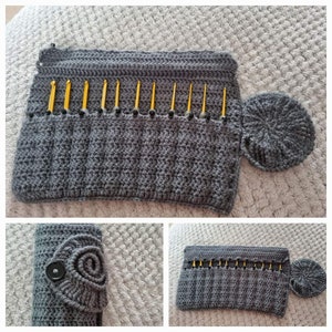 Peut inclure: Un étui en crochet gris avec un couvercle rond en crochet, conçu pour contenir des crochets à crochet. L'étui comporte 16 fentes pour crochets et une fermeture à bouton.