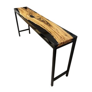 Peut inclure: Une table console longue et étroite avec un plateau en résine époxy noire et un grain de bois naturel. La table a un cadre en métal noir avec un design simple.