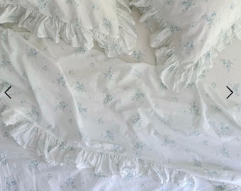 Brandneue Rachel Ashwell Shabby Chic Couture Blau Rosabelle Set- König flaches Laken mit Rüsche + König Spannbettlaken