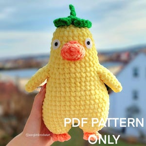 Peut inclure: Patron de crochet pour un poussin jaune avec un chapeau vert. Le patron est disponible en téléchargement PDF.  PDF PATTERN ONLY.