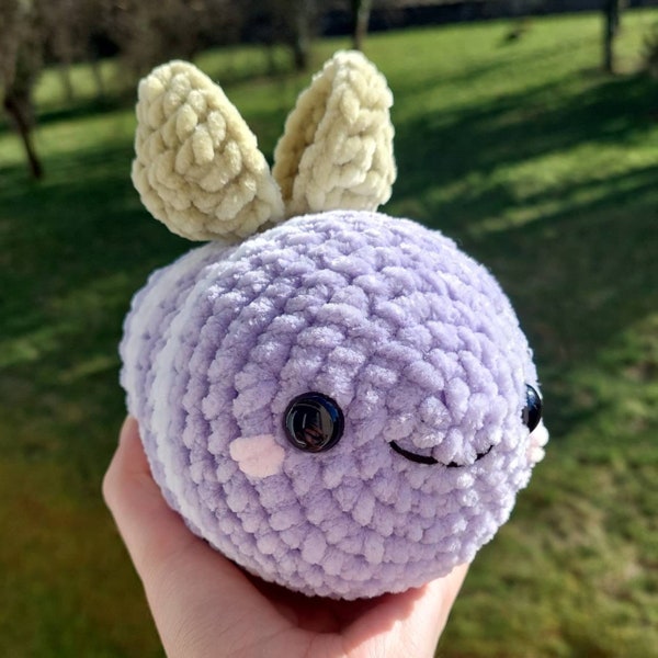 Adorable Peluche Abeille lavande au crochet, amigurumi fait main