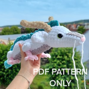 Peut inclure: Patron de crochet pour un amigurumi de dragon blanc et turquoise avec des pieds roses et une longue queue blanche. Le patron est disponible en téléchargement PDF.  PDF PATTERN ONLY.