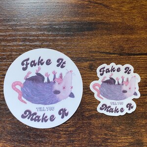 Faites semblant jusqu'à ce que vous réussissiez | Opossum | Autocollant imperméable