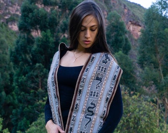 Chal peruano de alpaca con animales sagrados / Bufanda ceremonial / Textiles peruanos tejidos a mano