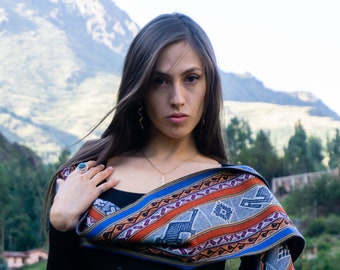 Bufanda de alpaca colorida con diseños de animales sagrados / Bufanda ceremonial andina / Manto peruano colorido / Comercio justo y hecho a mano por mujeres indígenas