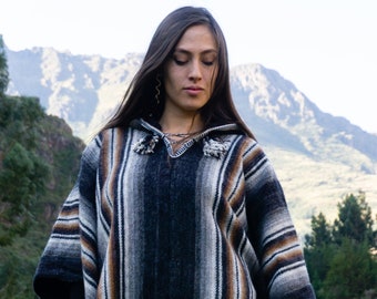 Andean poncho with hoodie for men or women made of sheep wool / Peruvian poncho / Unisex poncho/ Warm and comfy poncho for the fall