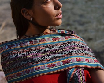 Bufanda peruana de alpaca tejida a mano en turquesa y rojo / Bufanda de ceremonia andina / Comercio justo y tejida a mano por mujeres indígenas