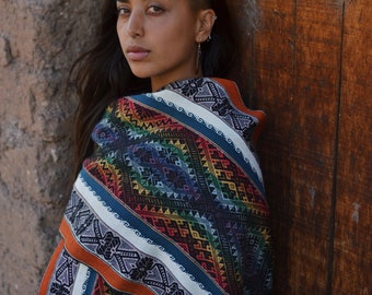 Magnífico chal peruano de alpaca con símbolos sagrados/bufanda ceremonial andina/comercio justo y hecho a mano por mujeres indígenas visionarias en Perú