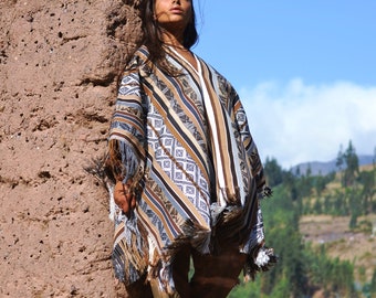 Poncho Ceremonial / Poncho Peruano de Alpaca / Poncho Andino / Comercio justo y tejido a mano por mujeres indígenas / Colores tierra y símbolos sagrados