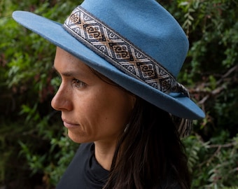 Sombrero fedora de fieltro para hombre o mujer con banda hecha de tela peruana tejida a mano.
