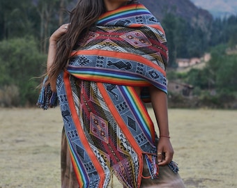 Gran chal peruano de alpaca con animales sagrados y colores del arcoíris / Bufanda ceremonial andina / Apoyando el arte indígena