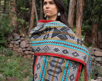 Chal peruano de alpaca: animales sagrados tejidos a mano, tonos coloridos, bufanda para ceremonias andinas.