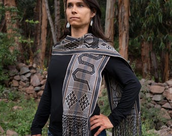 Bufanda de alpaca peruana tejida a mano: símbolos animales sagrados, accesorio unisex para ceremonias.