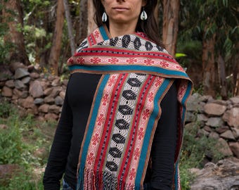 Chal peruano de alpaca: Rosas sagradas / Tonos rojos y azules / Bufanda para ceremonias andinas