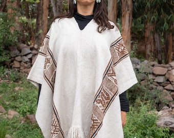 Poncho de alpaca bebé tejido a mano: colores tierra andinos, símbolos sagrados.