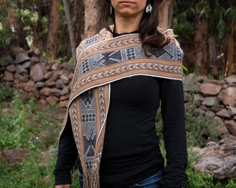 Bufanda de alpaca peruana: Animales sagrados y chakra del corazón / Bufanda para la conexión espiritual / Tonos beige