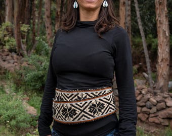 Cinturón Chumpi Vintage: Faja de lana tejida a mano para ceremonias y protección.