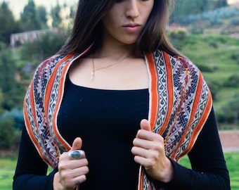 Bufanda peruana de alpaca tejida a mano / Bufanda ceremonial andina / Manto peruano colorido / Comercio justo y tejida a mano por mujeres indígenas visionarias