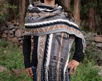 Chal peruano de alpaca: animales sagrados tejidos a mano, tonos tierra, protección energética.