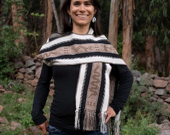 Chal peruano de alpaca: Animales sagrados tejidos a mano / Blanco y negro / Bufanda ceremonial andina