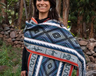 Chal peruano de alpaca: Apus y animales sagrados / Tonos azules / Bufanda para ceremonias andinas
