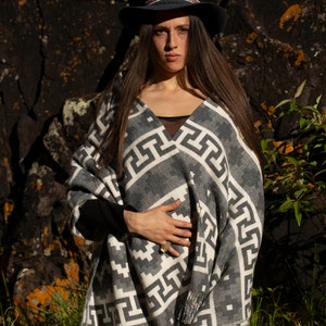 Peruvian Alpaca Poncho for Women or Men / Peruvian Shawl / Alpaca wool blanket / Cozy and warm wrap for the fall