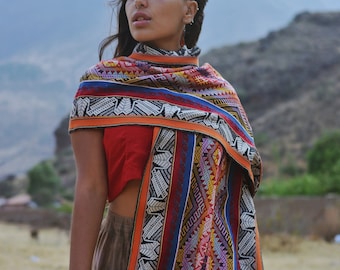 Chal grande de alpaca peruana con Tawantinsuyo y colores del arcoíris / Bufanda ceremonial andina / Comercio justo y tejida a mano por mujeres indígenas